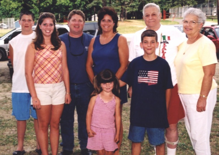 Tony's family 2002.jpg (98900 bytes)