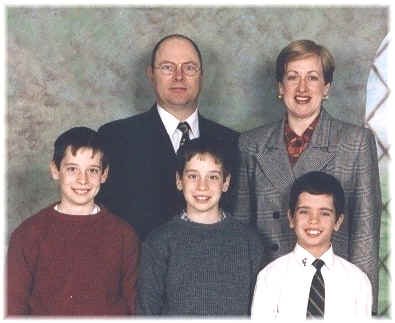 familycloseup.jpg (52125 bytes)